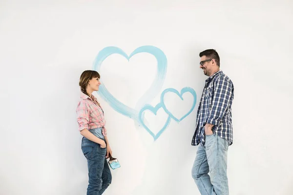 Pár s malovanými srdce na zeď — Stock fotografie
