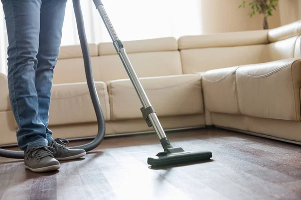 Man cleaning hardwood floor — Stock Photo, Image