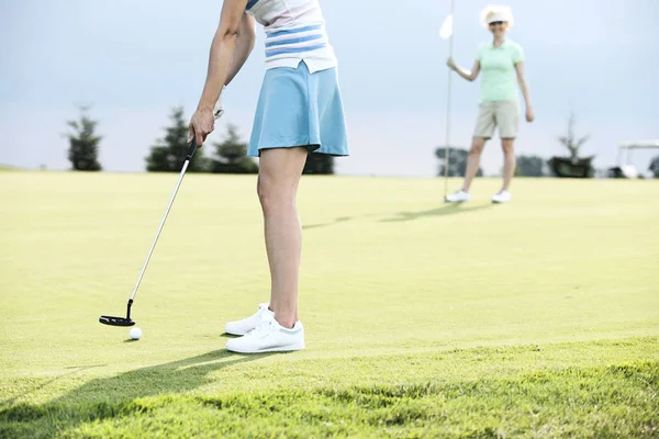 Femmes jouant au golf — Photo