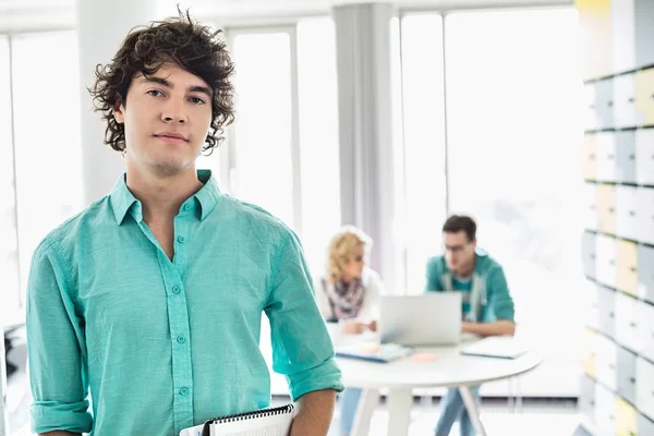 Selbstbewusster Geschäftsmann mit Kollegen — Stockfoto