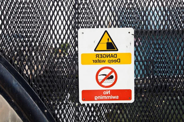Warning sign no swimming — Stock Photo, Image