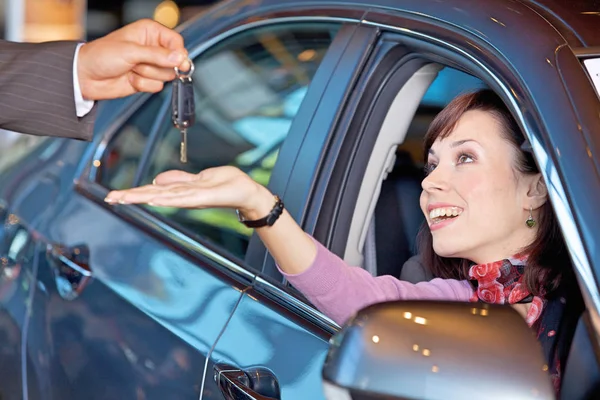 Vrouw ontvangen de autosleutels — Stockfoto