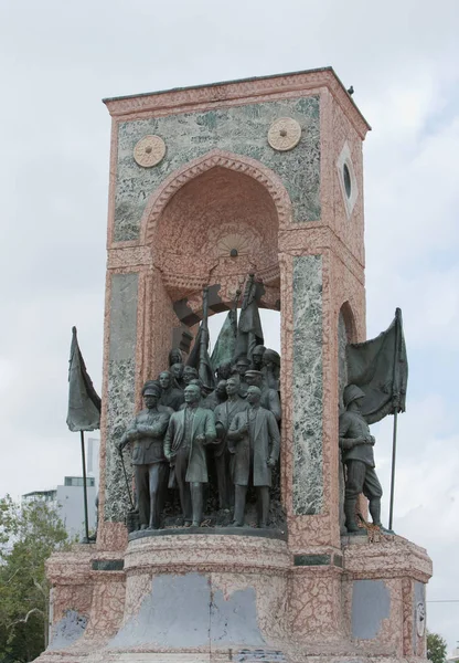 Taxim Meydanı'nda ünlü heykeli — Stok fotoğraf