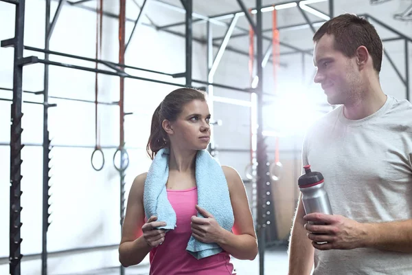 Homme et femme en salle de gym Crossfit — Photo