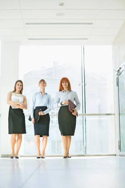 Уверенные деловые женщины, стоящие у власти — стоковое фото