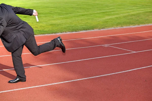 Empresário correndo em pista de corrida — Fotografia de Stock