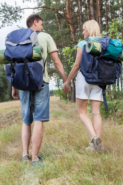 el ele tutuşarak backpackers