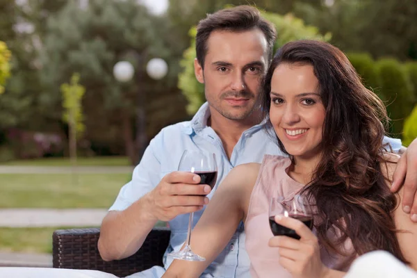 Kırmızı şarap sahip çift — Stok fotoğraf
