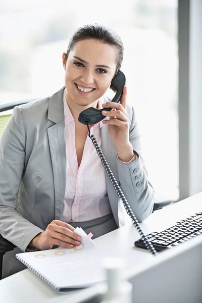 Businesswoman talking on telephone — Stock Photo, Image