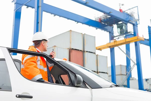 Man met walkie-talkie — Stockfoto