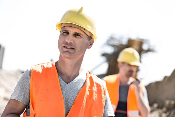 Trabajadores masculinos en obra — Foto de Stock