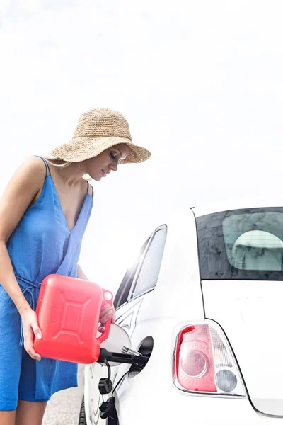 Žena tankování auto — Stock fotografie