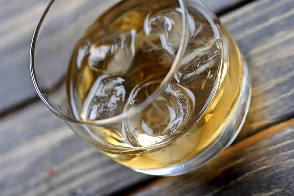 Холодный виски в стакане — стоковое фото