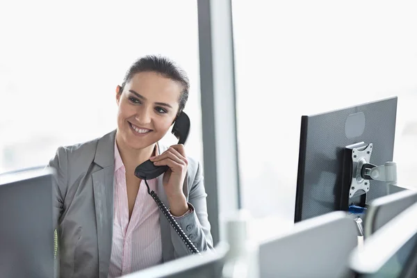 Donna d'affari che parla al telefono — Foto Stock