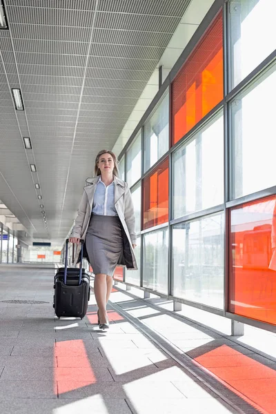 Affärskvinna med bagage i railroad station — Stockfoto