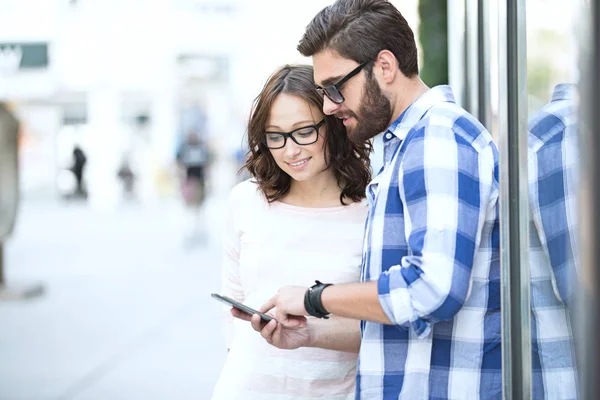 Couple using smart phone — Stock Photo, Image