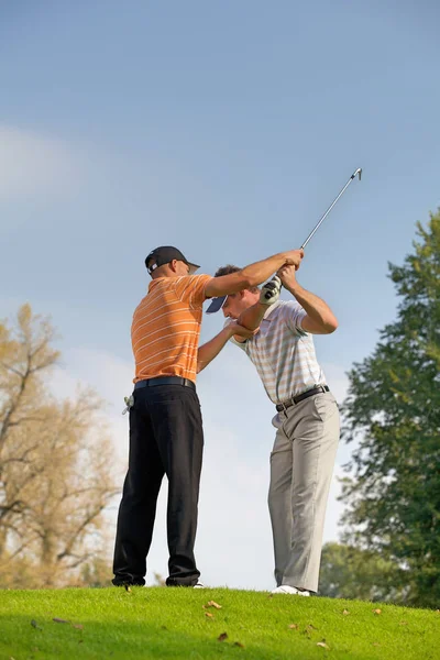 Män spelar golf — Stockfoto