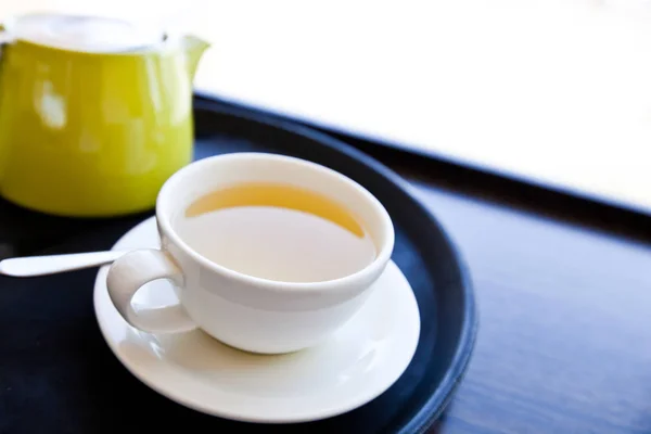 Kop van groene thee op dienblad — Stockfoto