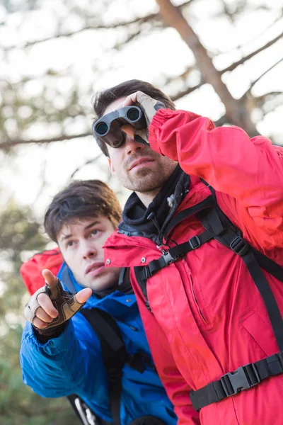 Escursionisti con binocolo — Foto Stock