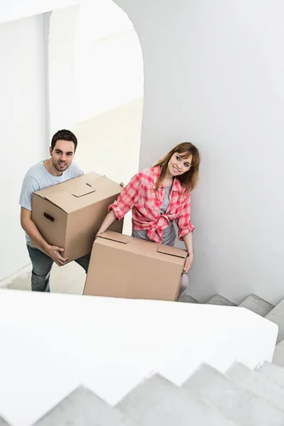 Paar trägt Kisten — Stockfoto