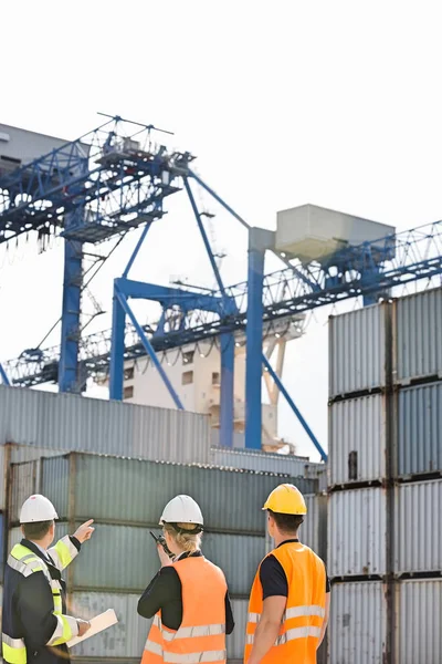 Workers inspecting cargo containers — Stock Photo, Image