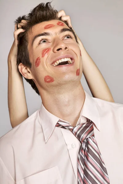 Empresário com marcas de beijo de batom — Fotografia de Stock