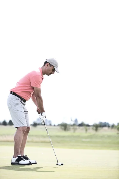 Hombre jugando al golf — Foto de Stock