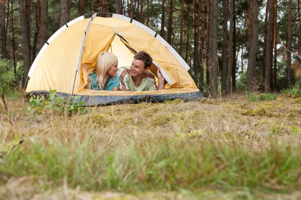 Para camping w lesie — Zdjęcie stockowe