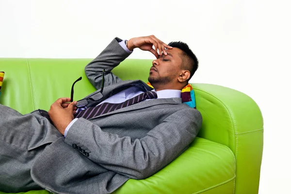 Empresário stressado deitado no sofá — Fotografia de Stock