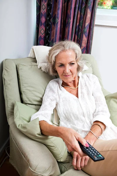 Donna anziana con telecomando — Foto Stock