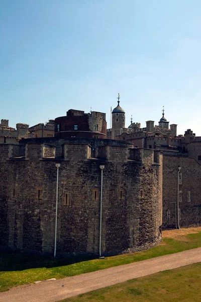 Tower of London tegen blauwe hemel — Stockfoto