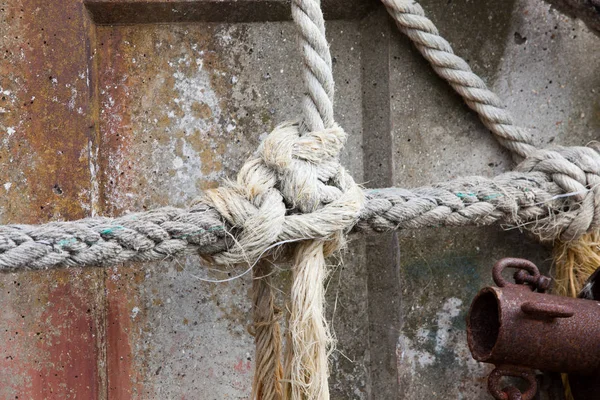 Зв'язали мотузки вузлом — стокове фото
