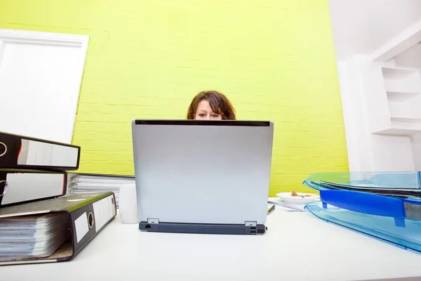 Jonge vrouw werkt op laptop — Stockfoto