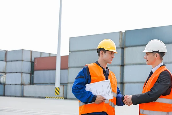 Lavoratori che stringono la mano — Foto Stock