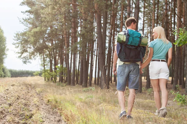 Young couple holding hands — Stock Photo, Image