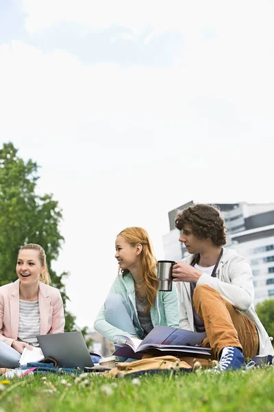 Giovane uomo che studia con amiche — Foto Stock