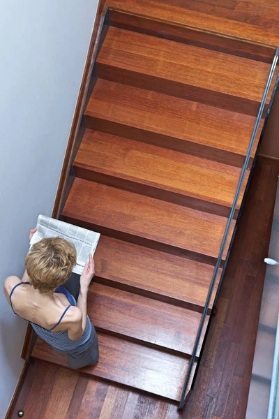 Ung kvinna på trappan — Stockfoto
