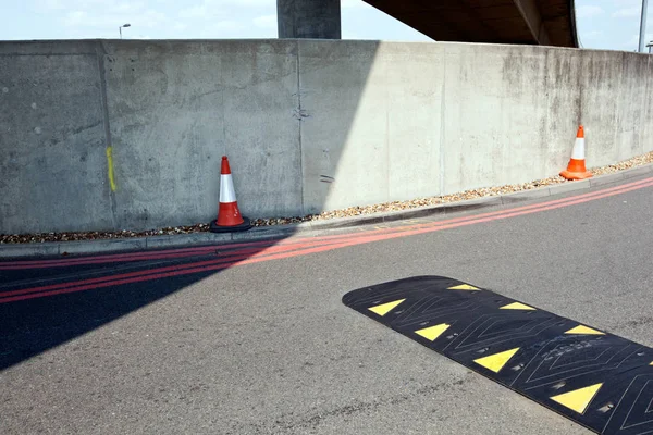 道路でスピード バンプ — ストック写真