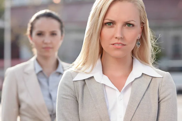 Jeune femme d'affaires avec collègue féminine — Photo