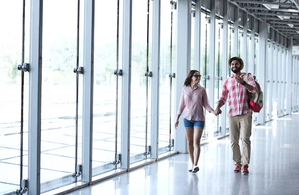 Paar hand in hand tijdens het lopen — Stockfoto