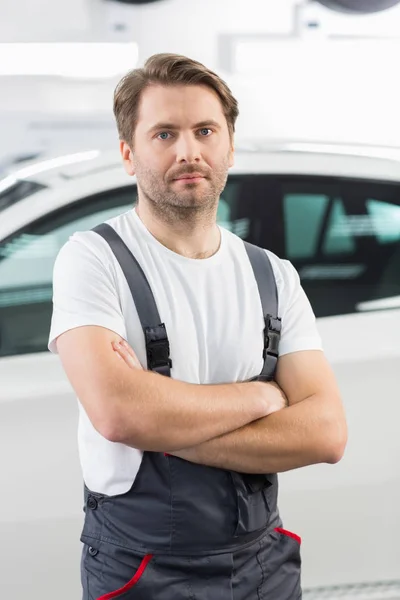 Bracci meccanici incrociati in officina — Foto Stock