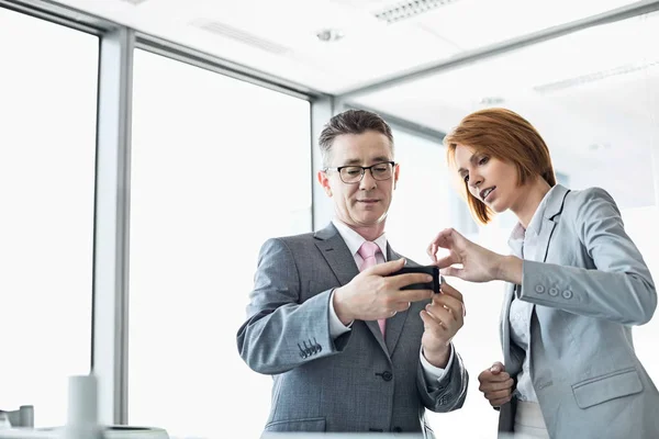 Empresario y mujer de negocios usando personas de celda — Foto de Stock