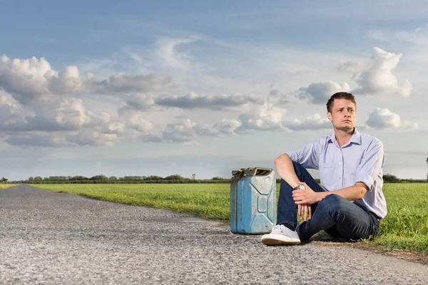 Man with empty gas can — Stock Photo, Image