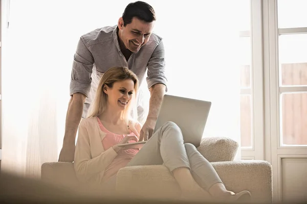 Happy couple using laptop — Stock Photo, Image