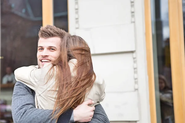 Happy young man hugging woman — Stock Photo, Image