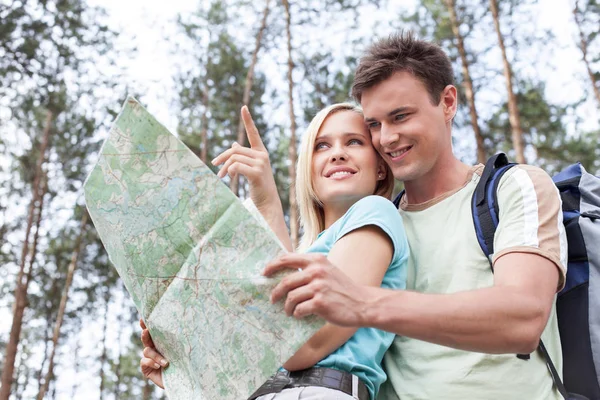 Frau weist Weg in Wald — Stockfoto