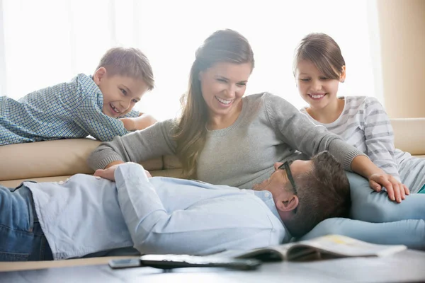 Šťastná rodina v obývacím pokoji — Stock fotografie