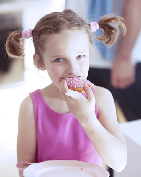 Dívku jíst dort — Stock fotografie