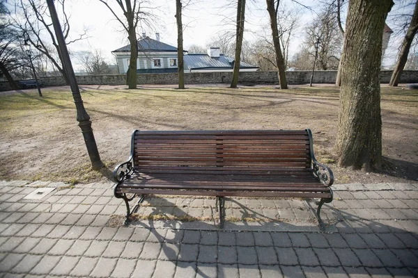 Houten bankje in park op weg — Stockfoto