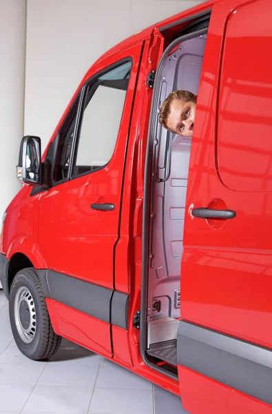 Hombre mirando a través de la puerta de la furgoneta — Foto de Stock